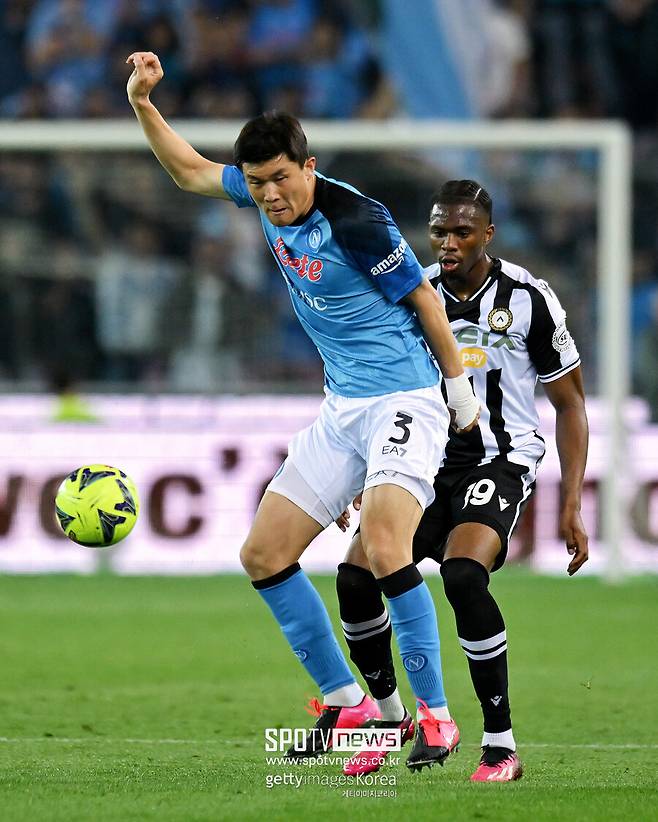 ▲ '코리안 몬스터' 김민재가 파리 생제르맹(PSG)과 연결된 가운데 PSG는 잉글랜드 프리미어리그(EPL) 대표 영건 센터백 일리야 자바르니(22, AFC 본머스)와도 협상에 진전을 보이고 있다. 다만 자바르니 영입과 상관없이 올여름 '김민재 영입'은 흔들림없이 추진한다는 보도가 프랑스 유력 기자를 통해 제기됐다. ⓒ 연합뉴스 / EPA