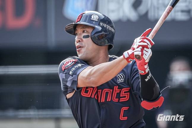 8일 경기서 적사타를 때려내는 전준우의 모습. /사진=롯데 자이언츠