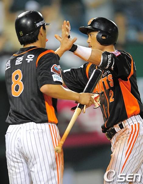 현역시절 함께 롯데에서 뛰었던 전준우(왼쪽)와 조성환 두산 감독대행.