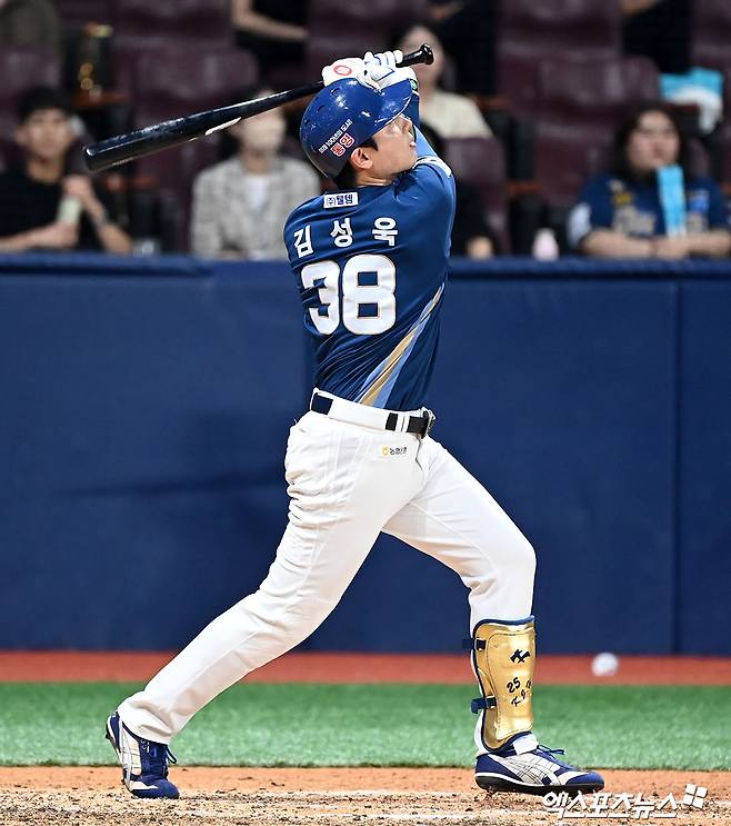 SSG 랜더스가 NC 다이노스와 7일 트레이드에 합의했다. NC에 2026 KBO 신인 드래프트 4라운드 지명권과 현금 5천만원을 넘기는 조건으로 외야수 김성욱을 영입했다. 김성욱은 2013년 1군 데뷔 이후 통산 2178타수 516안타 타율 0.237 78홈런 293타점 64도루 360득점 출루율 0.310 장타율 0.398을 기록했다. SSG는 즉시 전력감을 확보하기 위해 트레이드가 추진됐다고 설명했다. 엑스포츠뉴스 DB