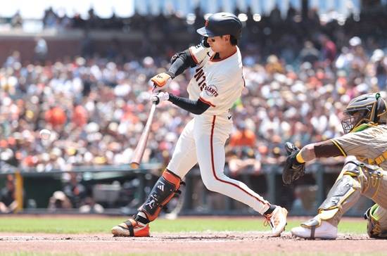 샌프란시스코 외야수 이정후가 8일 애틀란타전에서 6경기 만에 선발 라인업 제외를 겪었다. 8회 대타로 출전한 이정후는 루킹 삼진으로 물러났다. 밥 멜빈 감독은 이정후가 허리에 뻐근함을 느껴 선발 라인업 제외를 결정했다고 밝혔다. 연합뉴스