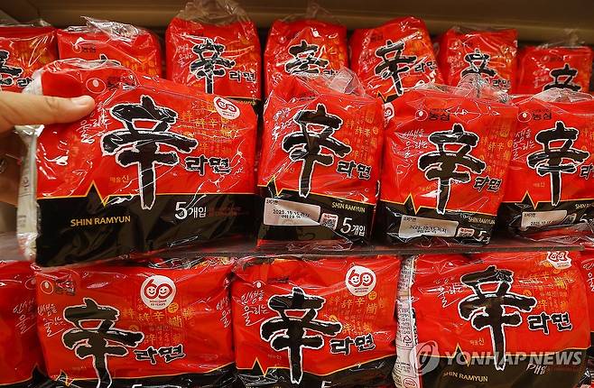 혼란기 라면·과자 등 식품값 줄인상 (서울=연합뉴스) 진연수 기자 = 지난해 정부의 압박에 가격 인상을 자제해오던 식품업체들은 지난해 12월 계엄 사태 이후 이어진 탄핵 정국의 혼란기에 제품 가격을 줄줄이 올렸다. 동서식품은 국내 믹스커피 시장의 대부분을 점유한 맥심 모카골드 가격을 9% 올렸다. 롯데웰푸드도 8개월 새 과자와 아이스크림 가격을 두 차례 인상하면서 빼빼로 2천원 시대를 열었다. 농심도 라면과 스낵에 이어 스프 가격도 인상했다.
사진은 1일 서울의 한 대형마트에 진열된 주요 가공식품. 2025.6.1 jin90@yna.co.kr