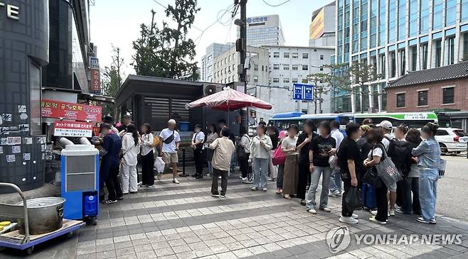뜨거운 날씨보다 더 뜨거운 호떡 인기 (서울=연합뉴스) 김유진 인턴기자 = 지난달 29일 오후 서울 중구 남대문시장의 한 호떡 노점 앞에 호떡을 사기 위한 손님들이 줄을 서있다. 2025.6.8