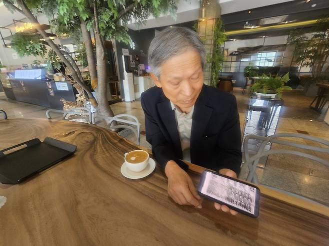 졸업사진 설명하는 박 선생님 sunhyung@yna.co.kr