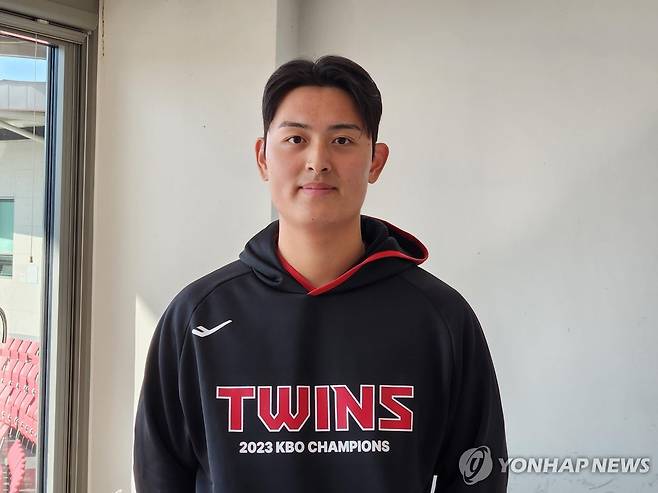 인터뷰하는 LG 허용주 (이천=연합뉴스) 하남직 기자 = LG 투수 허용주가 22일 이천 챔피언스파크에서 취재진과 인터뷰하고 있다. 2024.11.22 jiks79@yna.co.kr