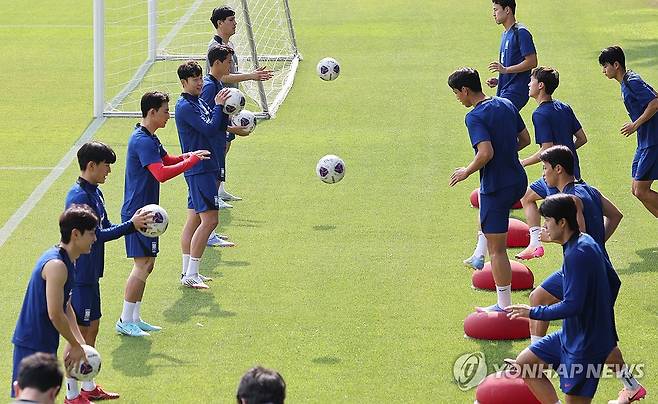 주거니 받거니 (파주=연합뉴스) 서명곤 기자 = 8일 파주 국가대표트레이닝센터(NFC)에서 북중미 월드컵 예선 최종전을 앞둔 축구 국가대표팀 선수들이 몸을 풀고 있다. 2025.6.8 seephoto@yna.co.kr