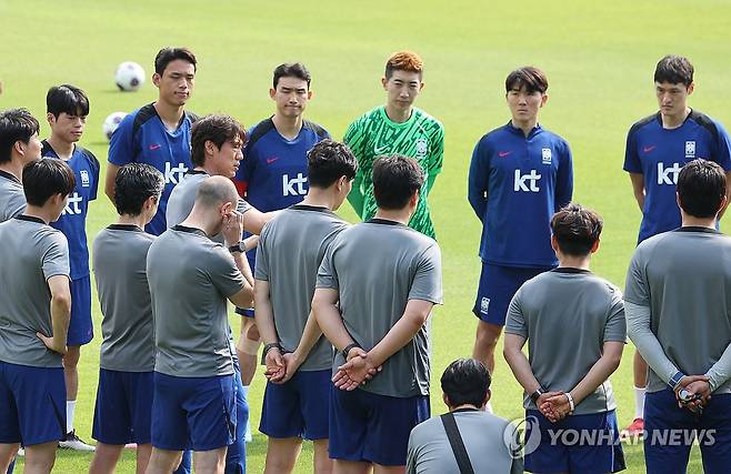 월드컵예선 최종전 앞둔 대표팀 (파주=연합뉴스) 서명곤 기자 = 8일 파주 국가대표트레이닝센터(NFC)에서 북중미 월드컵 예선 최종전을 앞둔 축구 국가대표팀 홍명보 감독이 선수들에게 지시를 하고 있다. 2025.6.8 seephoto@yna.co.kr