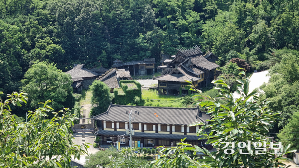 구리시가 2008년 조성한 고구려 대장간 마을은 아차산을 등반하면 전체를 조망할 수 있다. 지금은 안전진단 D등급을 받아 관람이 불가능하다. 2025.6.5 구리/권순정기자 sj@kyeongin.com