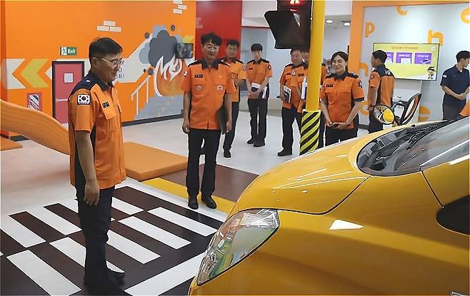 ▲ 강대훈(왼쪽) 경기북부소방재난본부장이 인천일보 보도와 관련 지난달 29일 선단119 안전체험관을 방문해 현장을 점검한 뒤 문제점 개선을 위한 예산 확보에 적극 나서겠다고 밝혔다./사진제공=경기북부소방재난본부