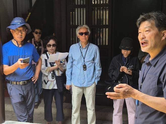 ▲ 책 〈우리가 기억해야 할 독립운동가 만오 홍진〉의 공동 저자인 신춘호 박사가 4일 오전 백범 김구의 은신처로 사용됐던 중국 자싱 매만가 76-4에서 시민들에게 설명하고 있다.