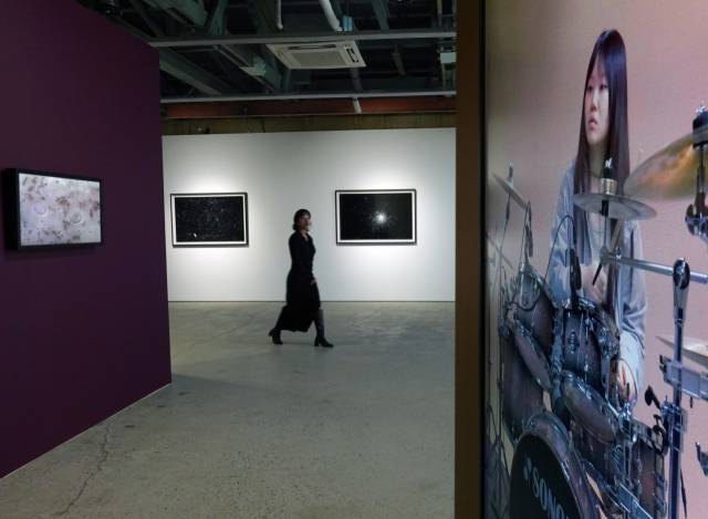 국제갤러리 부산점 정연두 개인전 '불가피한 상황과 피치 못할 사정들' 설치 전경. 김은영 기자