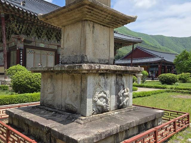 청도 운문사 삼층석탑의 기단에 새겨진 사천왕상.