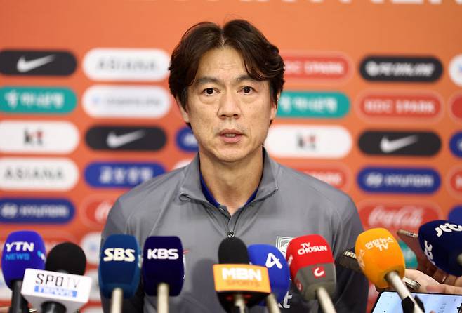 홍명보 대한민국 축구 대표팀 감독이 6일 인천국제공항을 통해 귀국, 취재진과 인터뷰를 하고 있다. 사진=연합뉴스