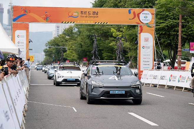 국제 사이클 대회 ‘투르 드 경남 2025’에 공식 후원된 폴스타 차량.