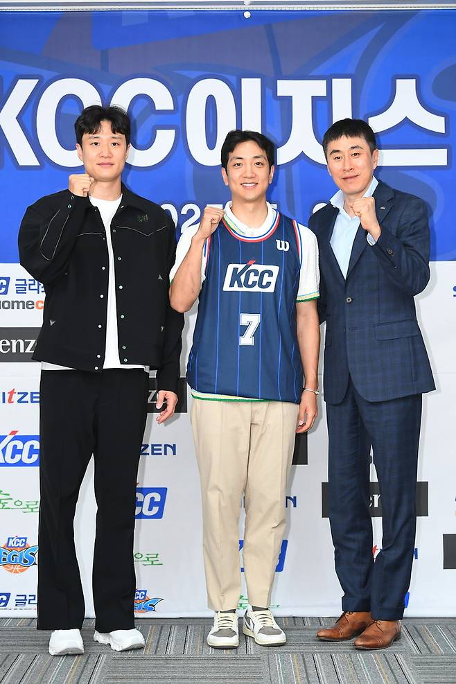 29일 서울 강남구 KBL센터에서 열린 부산 KCC 입단식에 이상민 감독(오른쪽)과 허웅(왼쪽), 허훈이 참석해 기념촬영하고 있다.