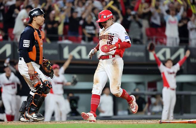 8일 한화와 연장까지 가는 접전 끝에 10회말 상대 실책을 틈타 홈을 밟는 KIA 최원준