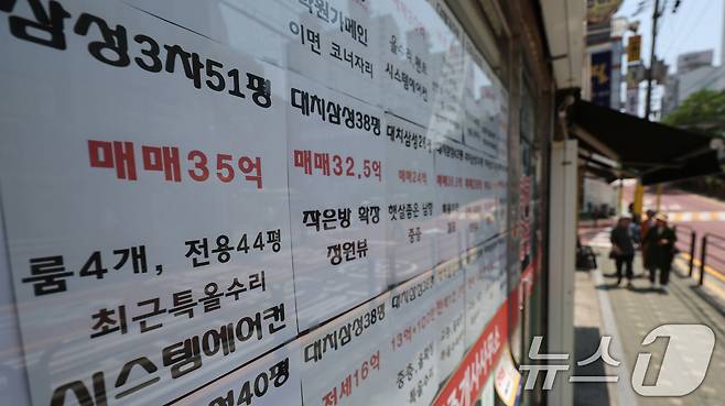 서울 강남구의 한 부동산 중개업소에 아파트 매물 안내문이 붙어 있다./뉴스1 ⓒ News1 박지혜 기자