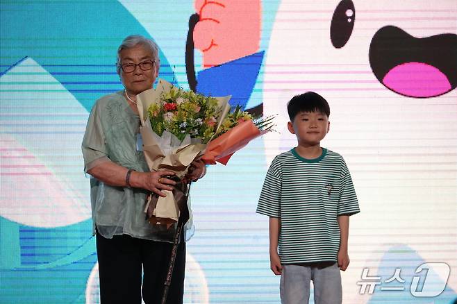 대한치과의사협회는 창립 100주년을 맞아 선발대회를 통해 102세 김임식 어르신(1923년생, 서울 강서구 거주)을 건치 어르신으로 선정했다고 9일 밝혔다.(대한치과의사협회 제공)