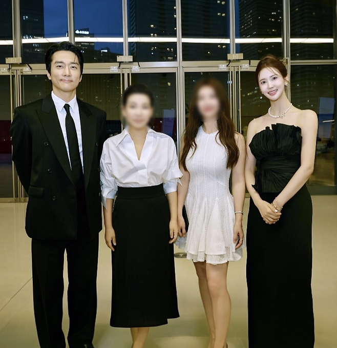 한 브랜드의 런칭 행사에 참석한 송승헌(맨 왼쪽)과 이다해(맨 오른쪽)