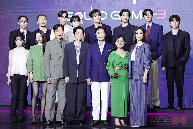넷플릭스 시리즈 '오징어 게임' 시즌3 제작발표회에 참석한 황동혁 감독과 배우 이정재, 이병헌, 임시완, 강하늘, 위하준, 박규영, 이진욱, 박성훈, 양동근, 강애심, 조유리, 채국희, 이다윗, 노재원. 25.6.9 ⓒ이혜영 기자 lhy@hankooki.com