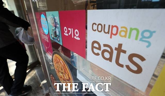 이재명 대통령의 대선 공약이었던 배달앱 수수료 상한제가 구체화될 가능성이 높아진 가운데 배달 플랫폼 업체들이 정책 방향에 주목하고 있다. 사진은 서울 강서구의 한 음식점 앞에 배달앱 3사 스티커가 붙어있는 모습 /뉴시스