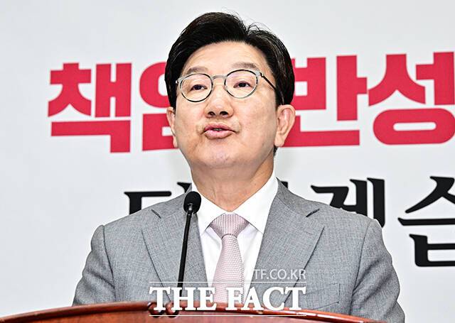 권성동 국민의힘 원내대표가 9일 이재명 대통령의 공직선거법 위반 사건의 파기환송심 기일을 연기한 서울고법을 겨냥해 "헌법 84조에 대한 자의적 해석을 철회하라"고 요구했다. /배정한 기자