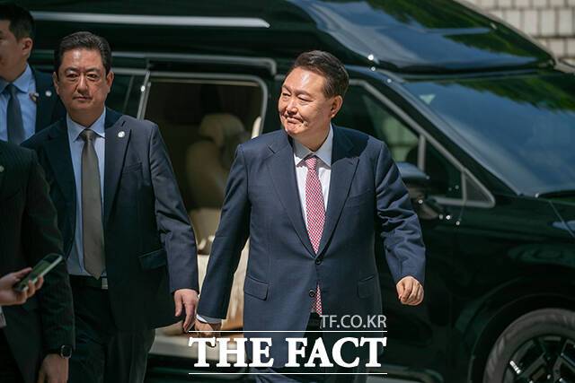 윤석열 전 대통령이 9일 오전 서울 서초구 서울중앙지방법원에서 내란 우두머리 혐의 사건 6차 공판에 출석하고 있다. /사진공동취재단