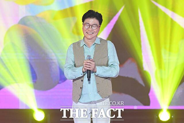 가수 임병수가 9일 오후 서울 마포구 SBS프리즘타워에서 열린 SBS Life '더트롯쇼'에 참석해 '아이스크림 사랑' 무대를 펼치고 있다. /서예원 기자