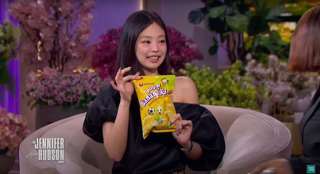 미국 토크쇼 '제니퍼 허드슨쇼'에 출연해 바나나킥을 소개하는 제니. 유튜브 갈무리