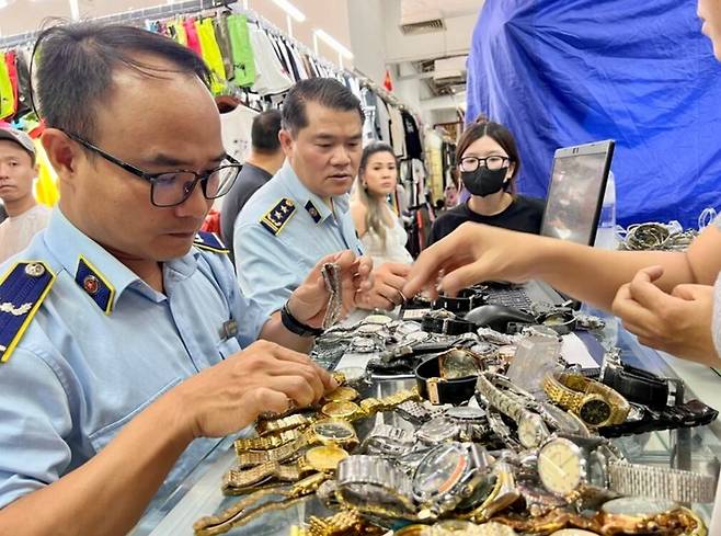 베트남 호찌민시 사이공스퀘어에서 위조 상품을 단속 중인 시장관리국 직원들. /호찌민시장관리국