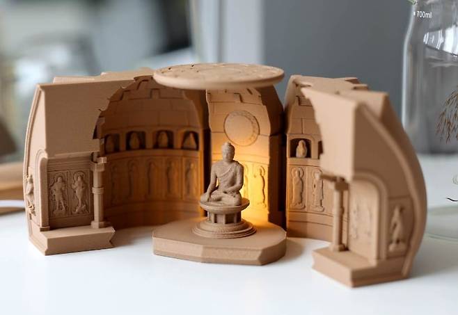 석굴암을 모티브로 3D 프린트해 만든 석굴암 조명. "방구석도 경주가 되는 마법"이라며 인기를 끌었다. 지난해 뮷즈 공모 당선작이다. /국립박물관문화재단