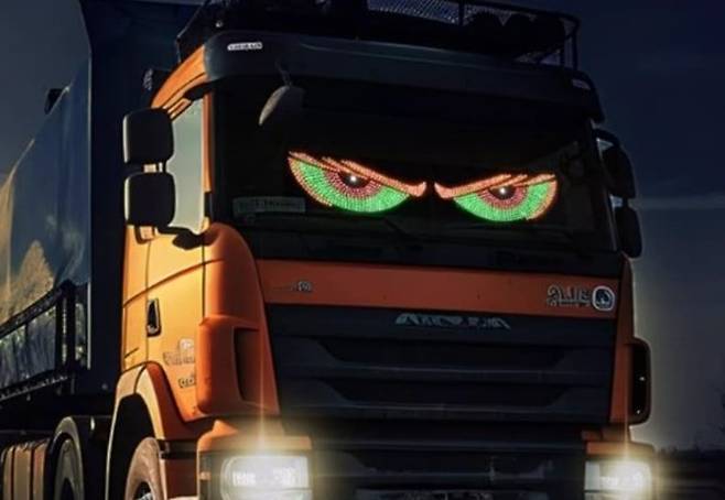 화물차량 전면 유리에 속칭 '악마의 눈'이라고 불리는 LED 등화 장치가 붙어 있다. /인스타그램