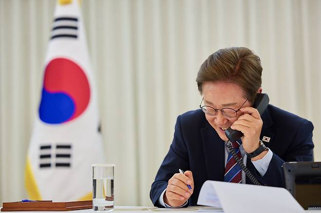 이재명 대통령이 지난 6일 한남동 관저에서 도널드 트럼프 미국 대통령과 전화 통화를 하고 있다./대통령실