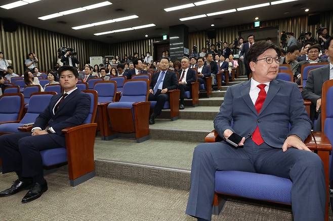 국민의힘 김용태 비상대책위원장과 원내대표직 사퇴를 선언한 국민의힘 권성동 원내대표가 9일 서울 여의도 국회에서 열린 의원총회에 참석해 있다. /연합뉴스