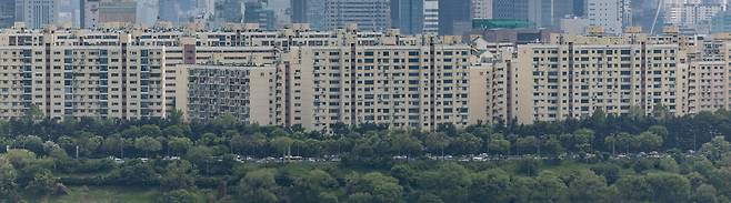 <YONHAP PHOTO-3870> 아파트 거래량 감소에도 고가 단지 밀집 서울 강남은 절반 이상 신고가 (서울=연합뉴스) 황광모 기자 = 지난달 서울 등 수도권 아파트 시장 거래량은 주춤했으나 서울 강남구, 경기 과천시 등 고가 단지 밀집지역에서는 선택적 매수세 유입으로 높은 신고가 거래 비중이 나타났다. 부동산 플랫폼 직방이 국토교통부 실거래가 자료를 분석한 결과 올 4월 수도권 아파트 거래량이 1만3천423건으로 전월(2만5천456건)보다 약 47% 준 것으로 조사됐다. 반면 강남구는 전체 거래의 59.0%가 종전 최고가와 동일하거나 이를 초과한 신고가로 거래된 것으로 집계됐다. 강남구의 신고가 거래 비중이 절반을 넘기기는 2022년 4월(53.7%) 이후 처음이다. 사진은 13일 서울 응봉산에서 바라온 강남구 압구정동, 청담동 일대 아파트 단지의 모습. 2025.5.13 hkmpooh@yna.co.kr/2025-05-13 15:01:56/<저작권자 ⓒ 1980-2025 ㈜연합뉴스. 무단 전재 재배포 금지, AI 학습 및 활용 금지>