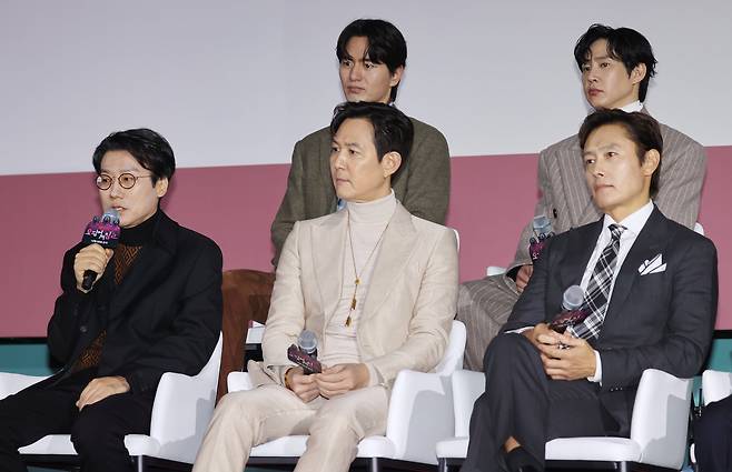 황동혁 감독이 9일 오전 서울 중구 동대문디자인플라자에서 열린 넷플릭스 시리즈 '오징어 게임 시즌2' 제작발표회에서 질문에 답하고 있다. /연합뉴스