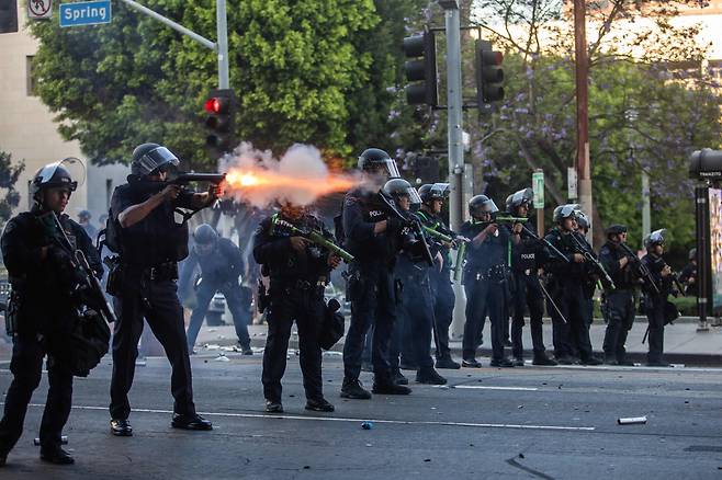 <YONHAP PHOTO-6073> LOS ANGELES, CALIFORNIA - JUNE 08: Los Angeles Police Department (LAPD) officers shoot rubber bullets at protesters in front of the City Hall on June 08, 2025 in Los Angeles, California. Tensions in the city remain high after the Trump administration called in the National Guard against the wishes of city leaders following two days of clashes with police during a series of immigration raids. Apu Gomes/Getty Images/AFP (Photo by Apu Gomes / GETTY IMAGES NORTH AMERICA / Getty Images via AFP)/2025-06-09 14:39:05/<저작권자 ⓒ 1980-2025 ㈜연합뉴스. 무단 전재 재배포 금지, AI 학습 및 활용 금지>