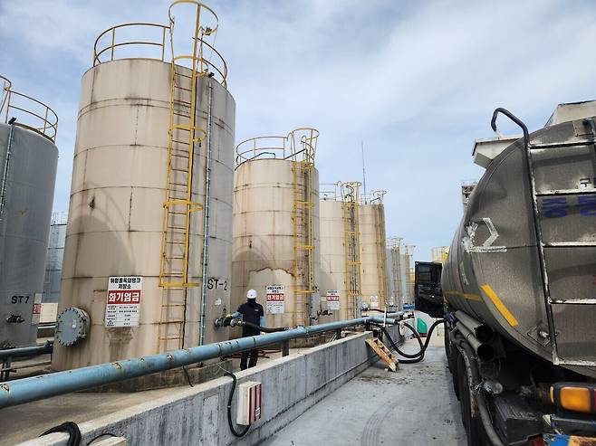 ㈜남영테크 직원이 공장에서 생산한 제품을 탱크로리로 출고하고 있다. ㈜남영테크 제공