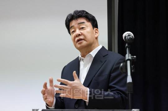 더본코리아 리스크가 지속되고 있는 가운데, 최근 해외에서 운영하던 매장도 일부 철수한 것으로 나타났다. 사진은 백종원 더본코리아 대표가 지난 3월 서울 서초구 스페이스쉐어 강남역센터에서 열린 첫 정기 주주총회를 마친 뒤 언론 앞에서 입장 표명 및 질의 응답 시간을 갖고 있는 모습. 이슬기기자 9904sul@