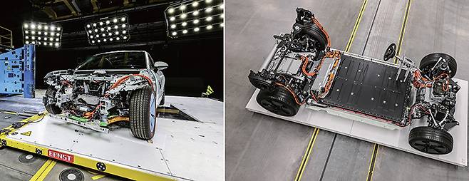 충돌 시험을 통해 포르셰 전기차 배터리의 안전성을 측정하고 있다(왼), 전기차 밑바닥에 배터리(중앙 검은 부위)가 장착돼 있다. /포르셰