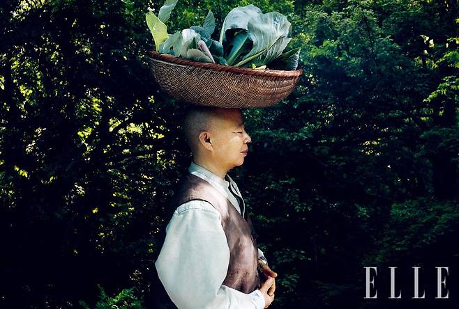 책 〈정관스님 나의 음식〉 표지에 담긴, 고요하고 평온한 스님의 모습.