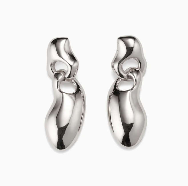 조형적인 느낌의 프란체스카 이어링.