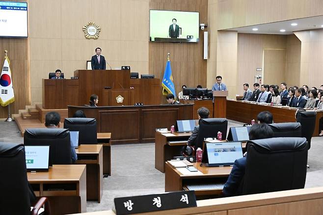 제239회 울주군의회 1차 정례회가 9일 개회했다. 군의회는 19일간 의사일정으로 울주군 49개 부서 및 기관에 대한 2025년도 행정사무감사를 진행한다. 울주군의회 제공