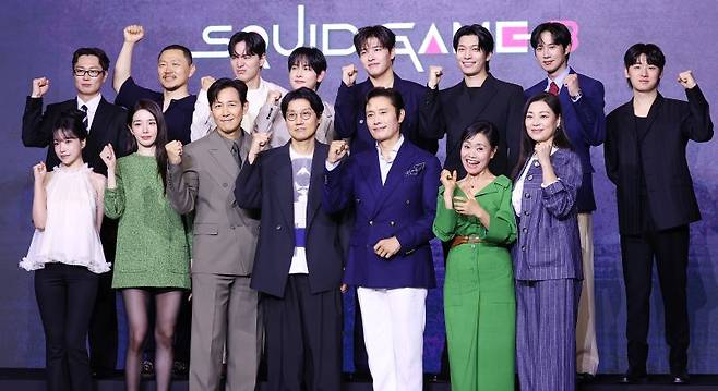 9일 서울 용산구 드래곤시티 호텔에서 열린 넷플릭스 글로벌 흥행작 '오징어 게임' 시즌3 제작발표회에서 감독 및 출연 배우들이 포즈를 취하고 있다. 연합뉴스