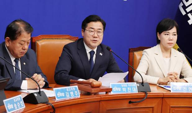 박찬대 더불어민주당 대표 직무대행 겸 원내대표가 9일 오전 서울 여의도 국회에서 열린 최고위원회의에 참석해 발언하고 있다. 신소영 기자 viator@hani.co.kr