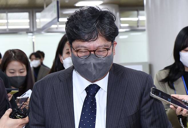 지난 대통령선거에서 허위 사실을 발언했다는 이유로 기소(공직선거법위반)된 더불어민주당 이재명 대표의 1회 공판준비기일이 열린 2022년 10월 18일 오전 서초구 서울중앙지법에서 이 대표 측의 변호인인 이승엽 변호사가 공판을 마치고 법원을 나서고 있다. 연합뉴스