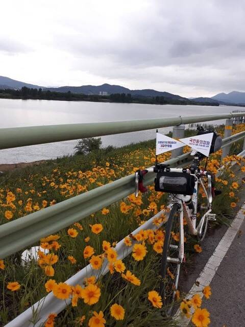 차별금지법제정연대 공동대표인 필자가 지난 2021년 5월 서울에서 부산까지 자전거로 국토종주를 했다. 자전거에 ‘차별금지법 제정 국민동의청원’ 깃발을 달고 금계국이 핀 낙동강 칠백리 길을 달렸다. 필자 제공