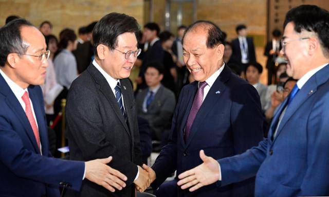 2024년 5월 28일 당시 황우여(오른쪽 두 번째) 국민의힘 비대위원장, 이재명(세 번째) 더불어민주당 대표, 추경호(맨 왼쪽) 국민의힘 원내대표, 박찬대 민주당 원내대표가 국회 로텐더홀에서 열린 제76주년 국회개원 기념식에서 만나 악수하고 있다. 고영권 기자