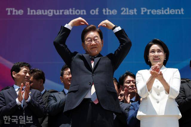 이재명 대통령이 4일 오전 서울 여의도 국회 로텐더홀에서 취임 선서를 마치고 나와 잔디광장에 모인 시민들을 향해 하트를 만들어 보이고 있다. 오른쪽은 김혜경 여사. 고영권 기자