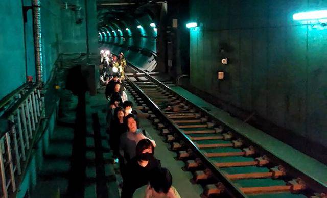 지난달 31일 서울 지하철 5호선 마포역~여의나루역 구간을 지나는 열차에서 방화로 인한 화재가 발생해 승객들이 대피하고 있다. 영등포소방서 제공